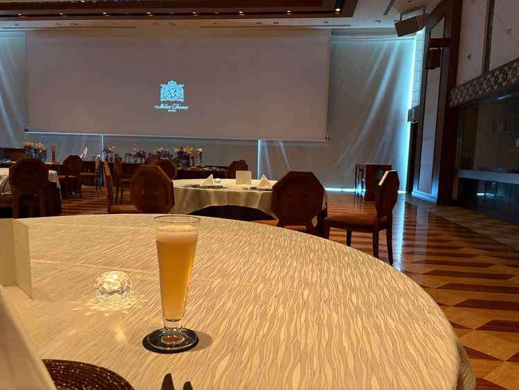 試食で使用した披露宴会場。ライブキッチンあり。スクリーンがとても大きい。