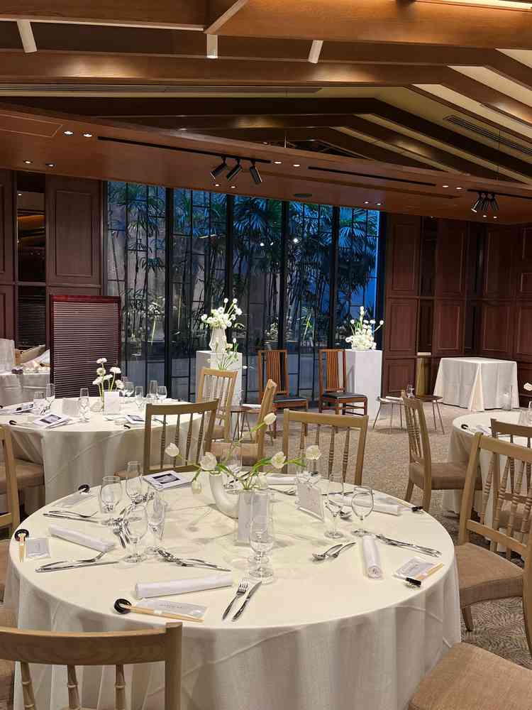 100名程までが入れる披露宴会場で、落ち着いた雰囲気で、全体がキレイにまとまってる印象の空間でした。