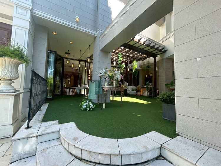 披露宴会場ヴェネチアの中庭。待機場所に使ったりガーデン挙式に使用したり、臨機応変に対応可能だそうです