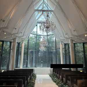 窓の外に滝が流れるチャペルは他にない雰囲気。雨が降っても滝との相性がよく、綺麗に見えるとのこと。