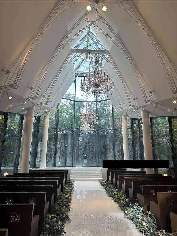 窓の外に滝が流れるチャペルは他にない雰囲気。雨が降っても滝との相性がよく、綺麗に見えるとのこと。