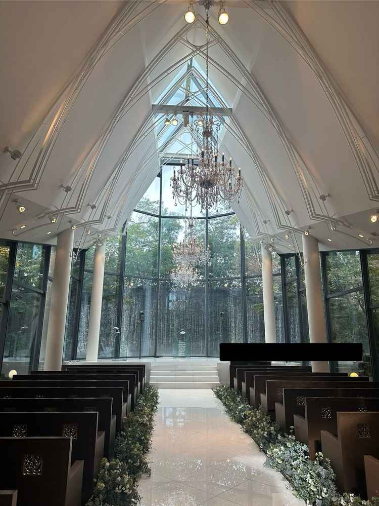 窓の外に滝が流れるチャペルは他にない雰囲気。雨が降っても滝との相性がよく、綺麗に見えるとのこと。