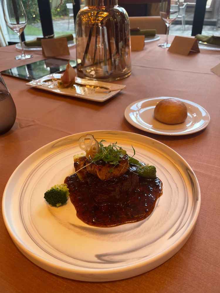試食会①です。18,000のコースのメインという事で、値段以上の満足感がありました。