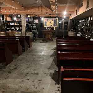 地下の挙式会場となるワインセラーのゲスト側からの写真