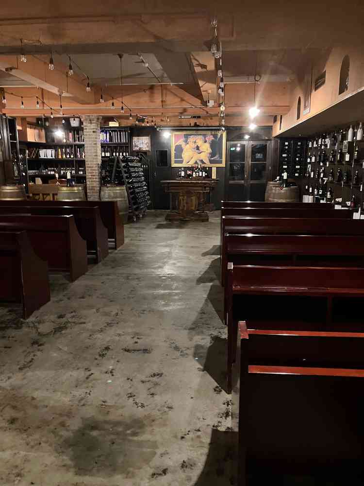 地下の挙式会場となるワインセラーのゲスト側からの写真