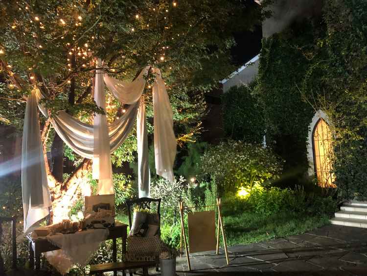 チャペル入り口前のガーデンスペースも会場からお借りできる装飾で飾られていて可愛かった。