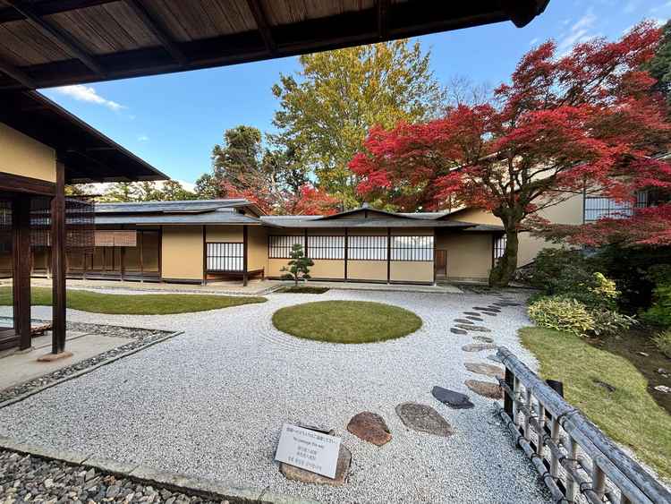 挙式場のすぐ横に和装が大変よく合いそうな所へ案内してもらいました