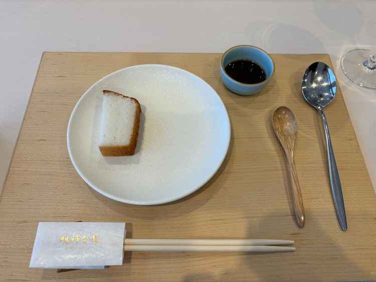 自家製の米粉パン。外はカリカリで中もっちもちでした。どのコースにもパンはあったように思います。