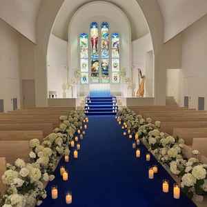 独立チャペルの中です。青いバージンロードが映えてました。