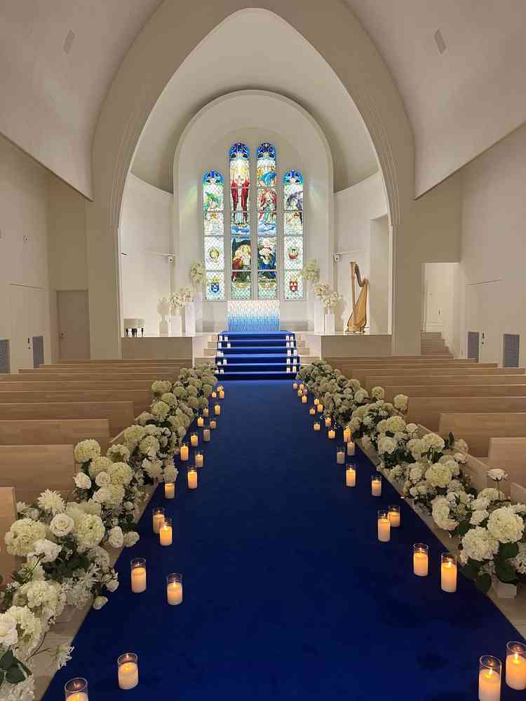 独立チャペルの中です。青いバージンロードが映えてました。