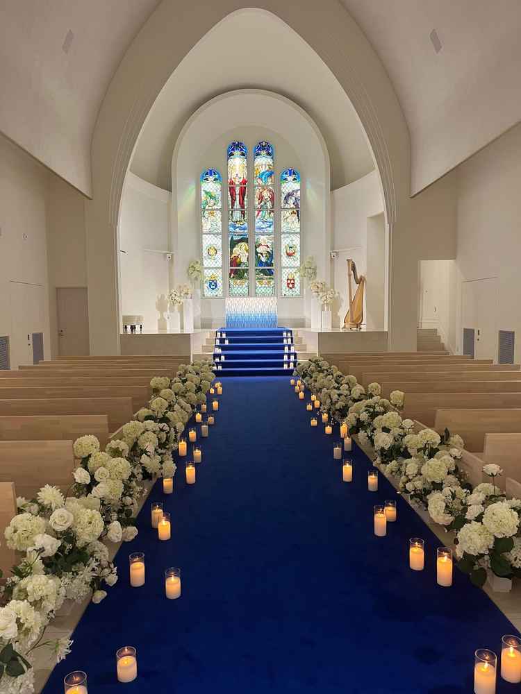 独立チャペルの中です。青いバージンロードが映えてました。