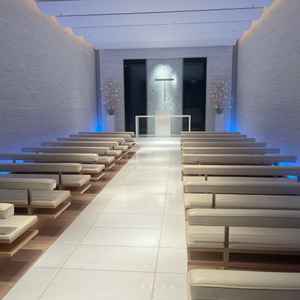 チャペルの写真。白基調で纏まっており、綺麗だった。