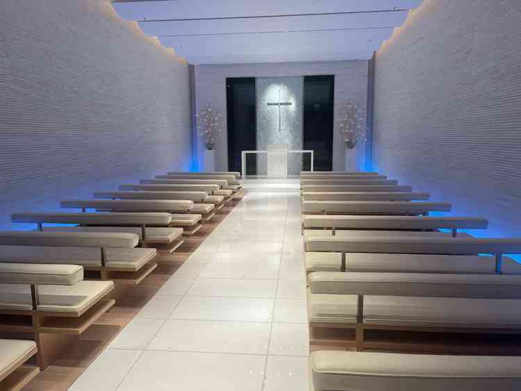 チャペルの写真。白基調で纏まっており、綺麗だった。