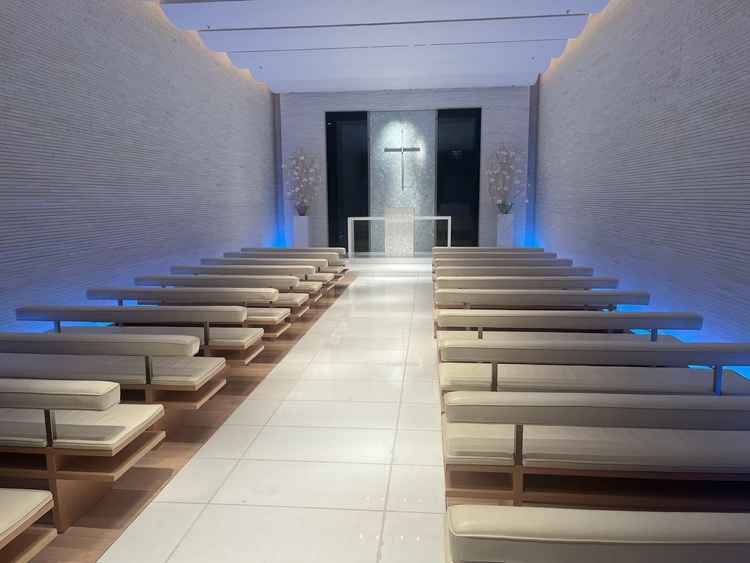 チャペルの写真。白基調で纏まっており、綺麗だった。