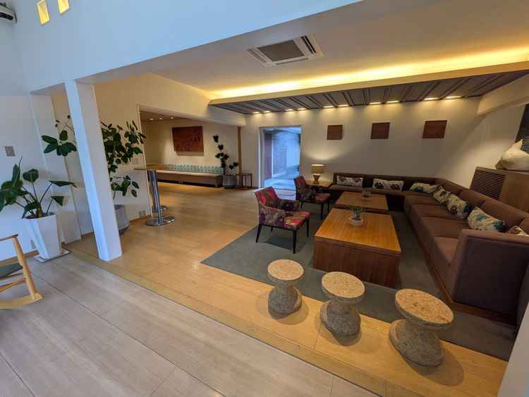 親族控室に仕えるスペース。窓からは洋風のガーデンがみえ、雰囲気が変わっていいなと思いました。