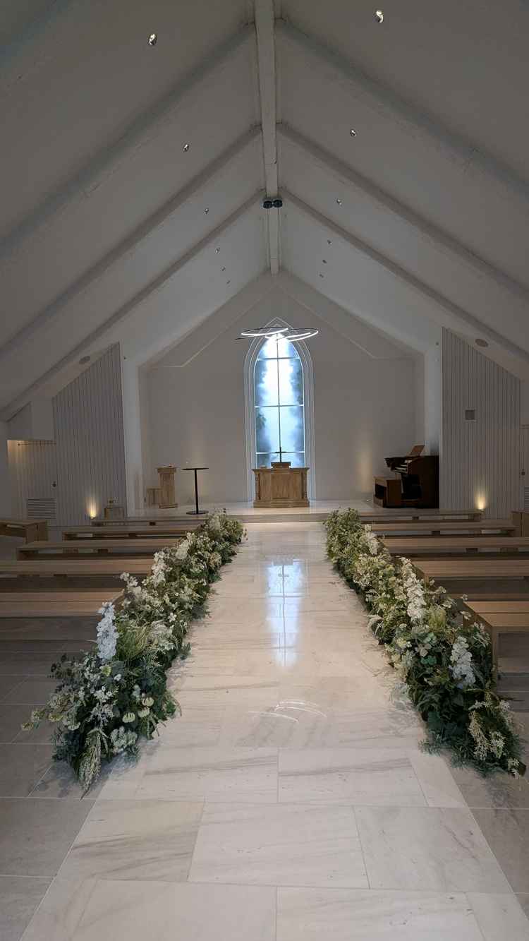 挙式会場です。バージンロードが短めとのことです。