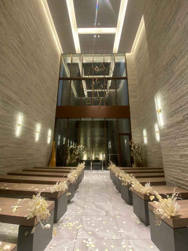 チャペルの洗練されたデザインと、天気に左右されない点が良かったです。