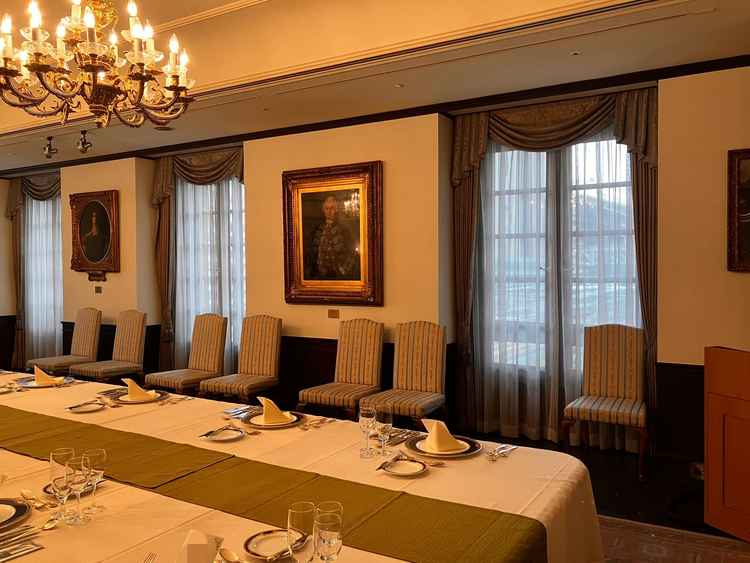 少人数用の披露宴会場です。こじんまりとしながらもクラシカルな内装が素敵と感じました。