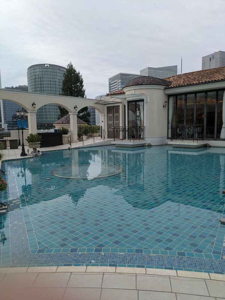 披露宴会場はプール付きです。ここに風船を投げ入れることもできます。