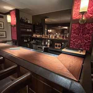 待合室2階バンカーズバー。高級感のあるゆっくりとした時間を過ごせそうな内装でした。