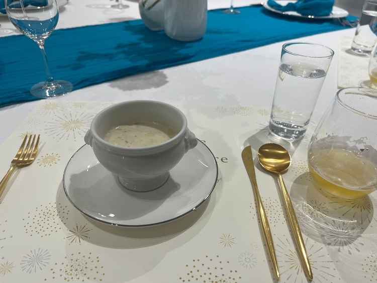コース料理の試食。メインだけでなくスープもいただくことができ、美味しかったです