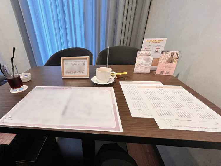 ウエディングサロン。ここで担当の方と相談。ドリンクのおかわりも気を遣っていただけて嬉しかったです。