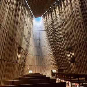 高い天井が印象的なチャペル。