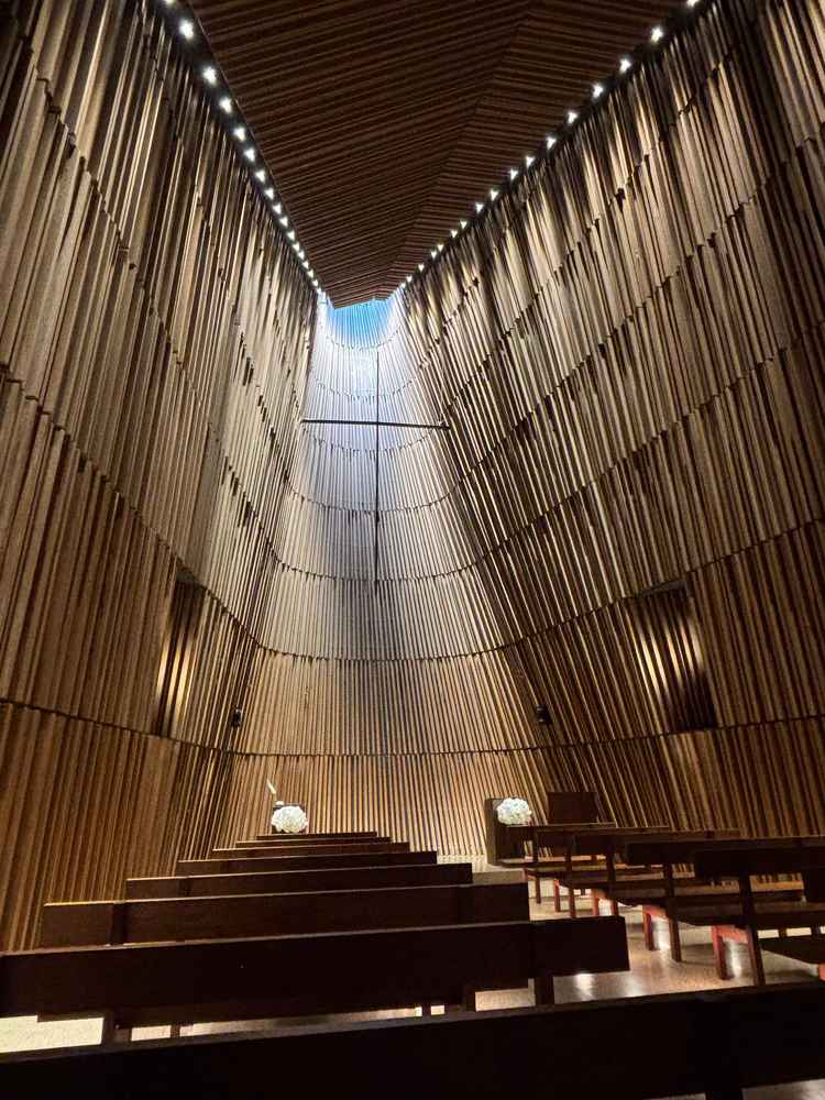 高い天井が印象的なチャペル。