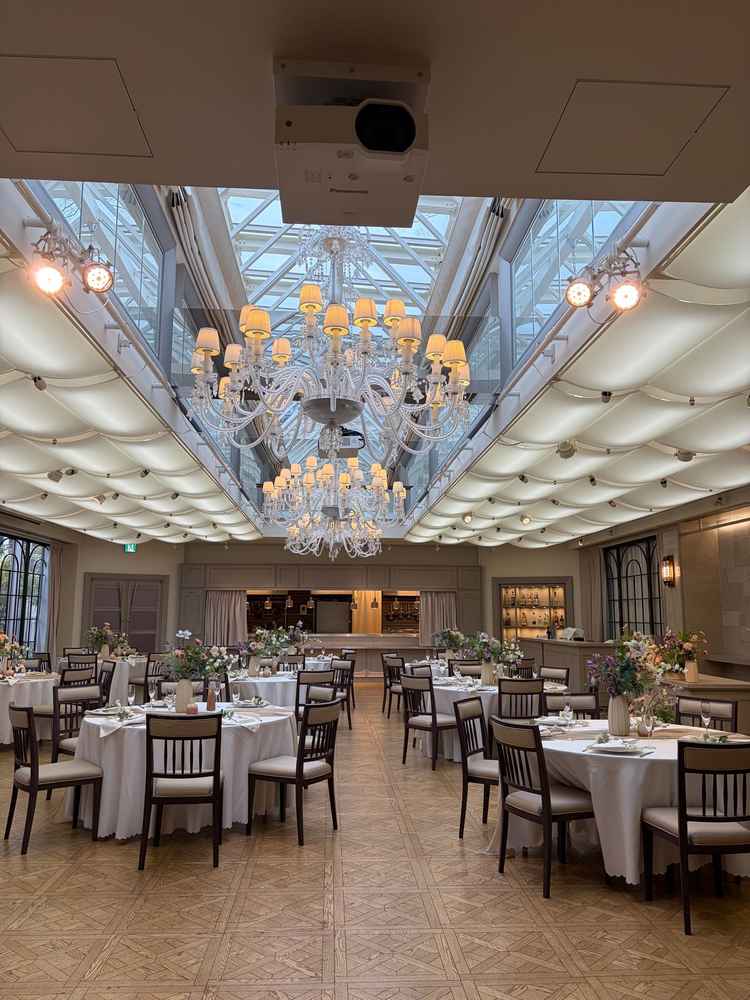 天窓つきの披露宴会場。