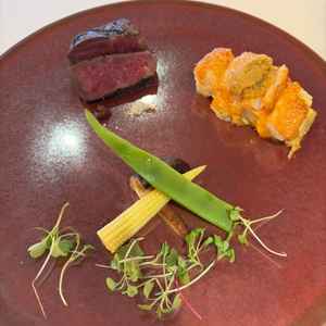 お腹はお箸で切れるとのことで、ナイフとフォークを使わずに食べられるお料理にこだわりを感じました。