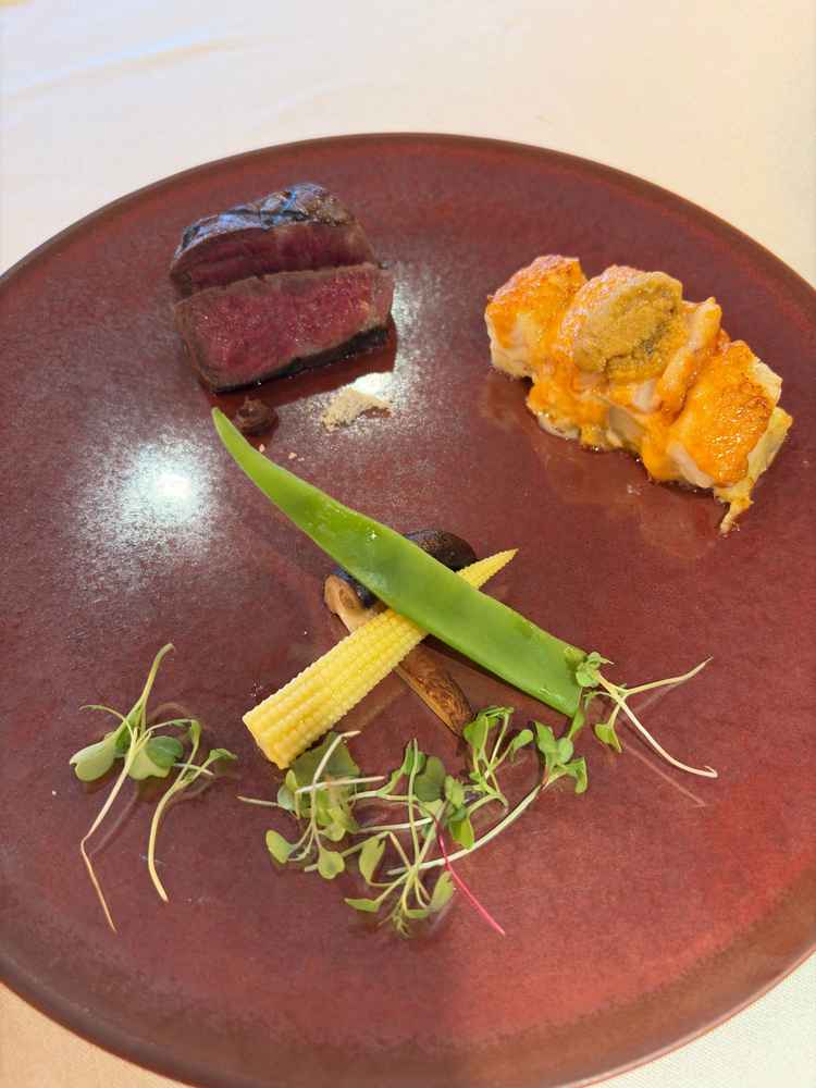 お腹はお箸で切れるとのことで、ナイフとフォークを使わずに食べられるお料理にこだわりを感じました。