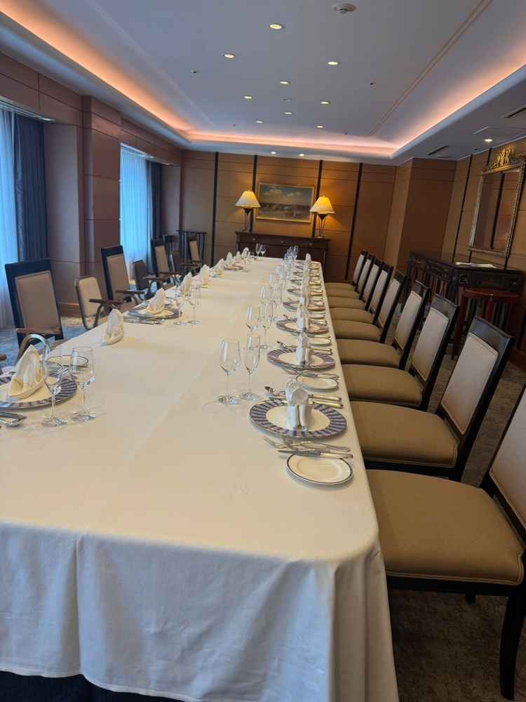 会食会場の写真。ホテルの30階に位置しており、窓からの景色が絶景でした。