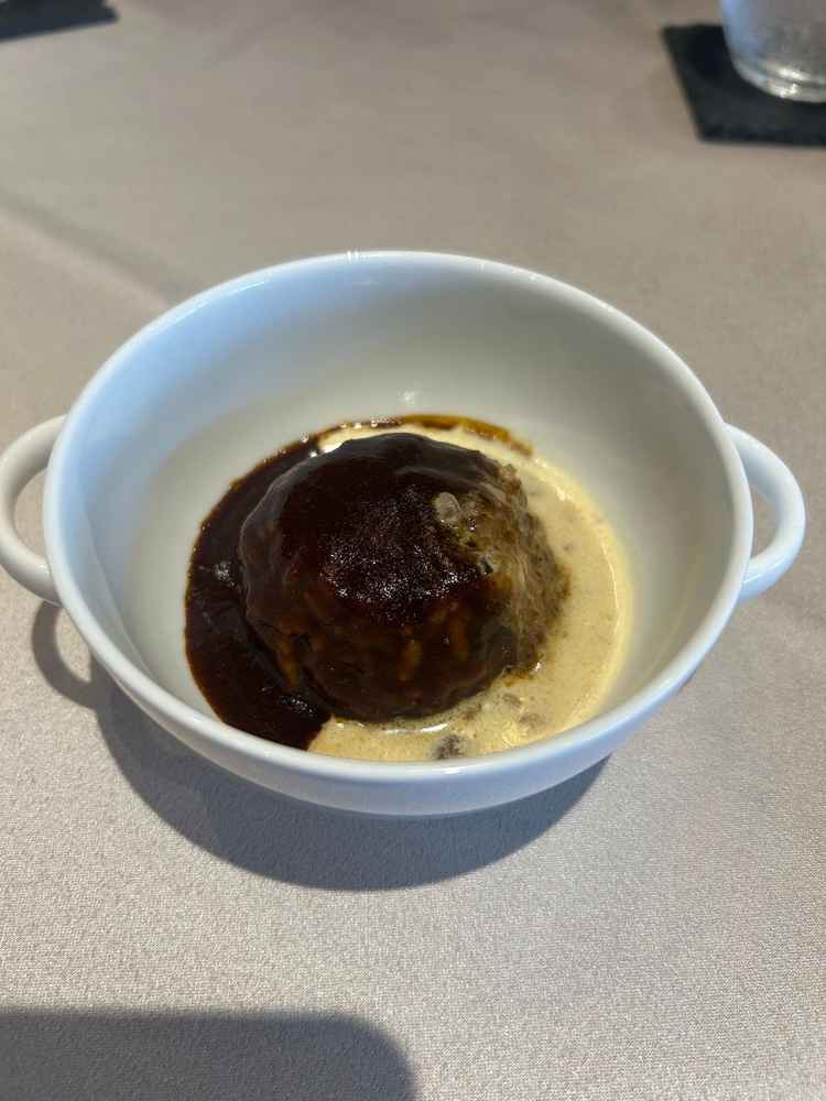 普段コース料理の中ではあまり出ないようですが、引き出物としてレトルトも販売しているカレーだそうです。