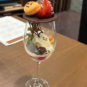 ブライダルフェア専用でパティシエさんが作っているパフェ。ビュッフェの自由度に説得力が出ます。