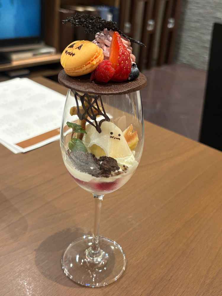 ブライダルフェア専用でパティシエさんが作っているパフェ。ビュッフェの自由度に説得力が出ます。