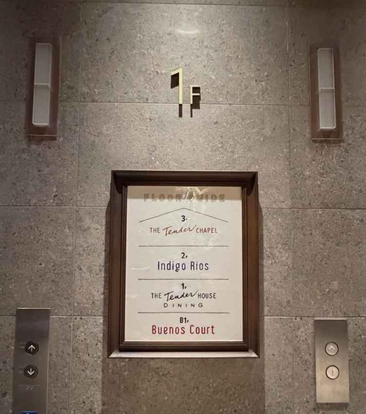 3Fがチャペル、2Fが披露宴会場(少し小さめ)、1Fゲスト待合スペース(とても広い)、B1披露宴会場