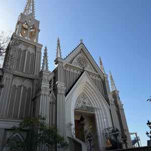 チャペルの外観。青空とチャペルが美しかったです。