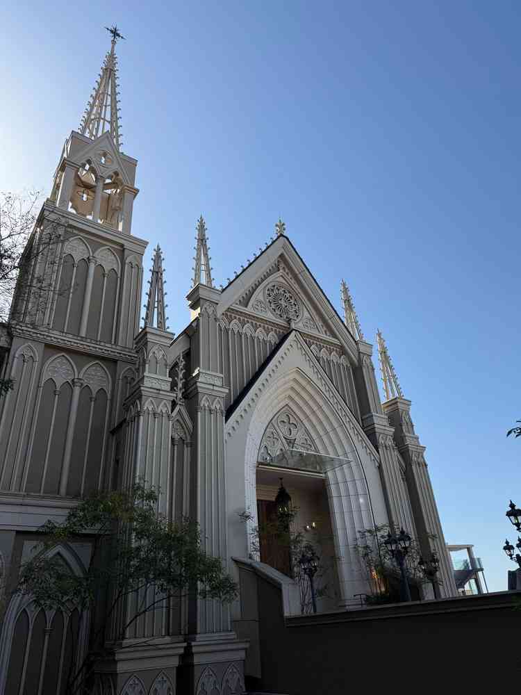 チャペルの外観。青空とチャペルが美しかったです。