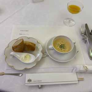 料理の配置や出るスピード説明等もしっかりされていて良かった。みんなもフレンドリー緊張せず見学できた。