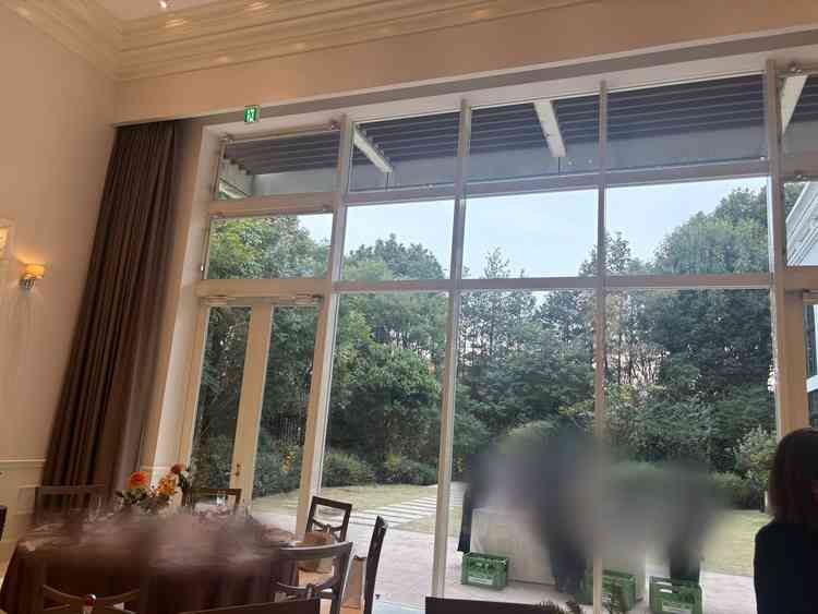 披露宴会場からガーデンを見た様子