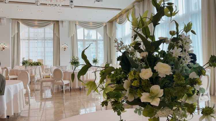 披露宴会場「AZZURRO」は、白を基調になっており新郎新婦の描いイメージにアレンジし易そうな印象