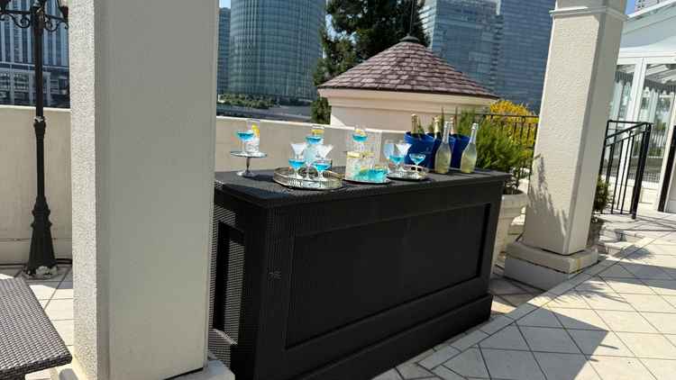 チャペルから会場に移動する時にプールサイドで提供するウェルカムドリンクがとてもキレイでした。