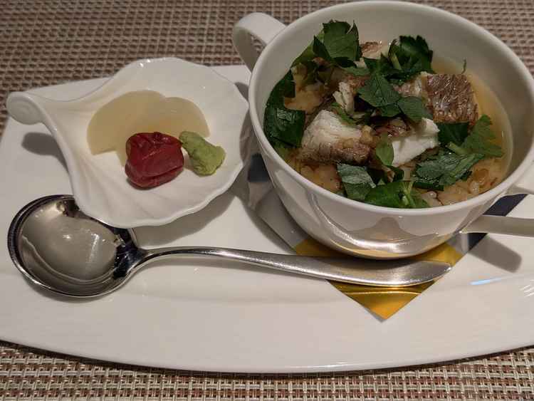 コース料理のお茶漬けです。珍しいと思いましたが、最後の方で出てきたので温かいのもいいし、食べやすい。