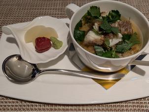 コース料理のお茶漬けです。珍しいと思いましたが、最後の方で出てきたので温かいのもいいし、食べやすい。