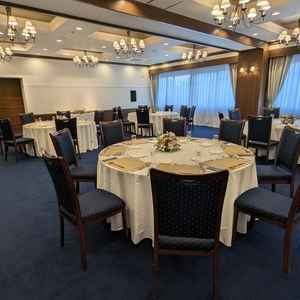 披露宴会場です。窓の向かい側は鏡になっており、広く感じます。