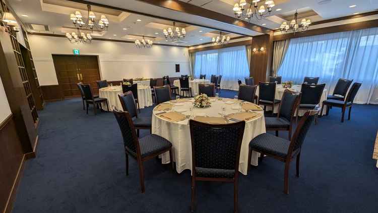 披露宴会場です。窓の向かい側は鏡になっており、広く感じます。