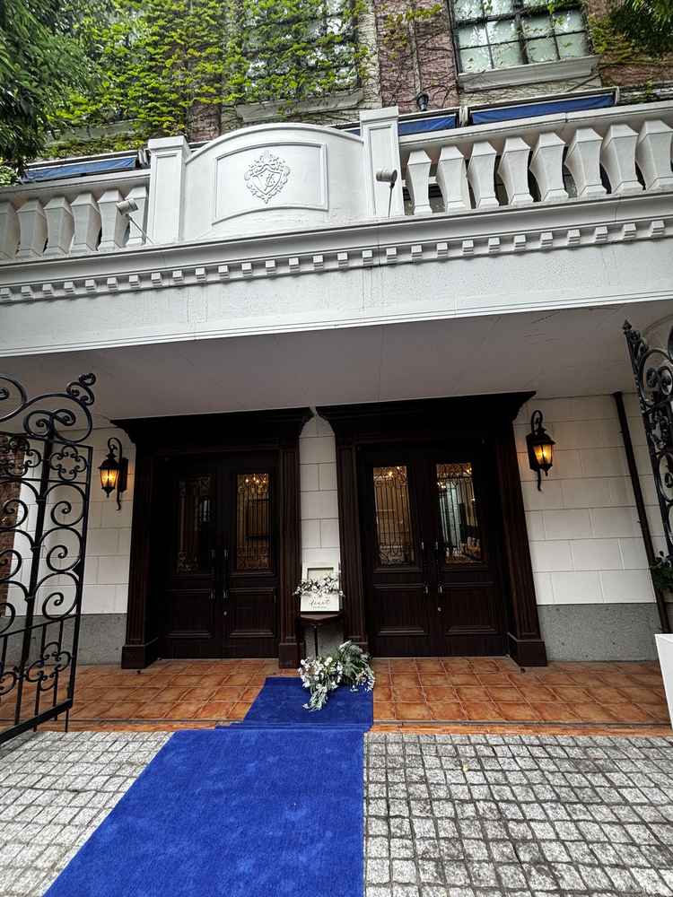 青を基調とした外観がおしゃれで素敵でした。大きな門に木々が両側から自然に囲まれて心地よかったです。