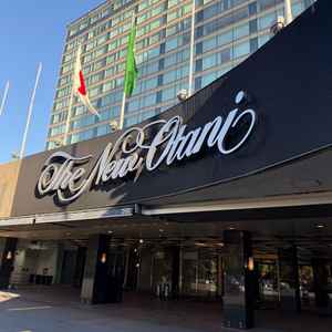 正面玄関入り口。フォトスポット。近年ホテル名の背景部分が黒くされた。夜になるとネオンがきれい。