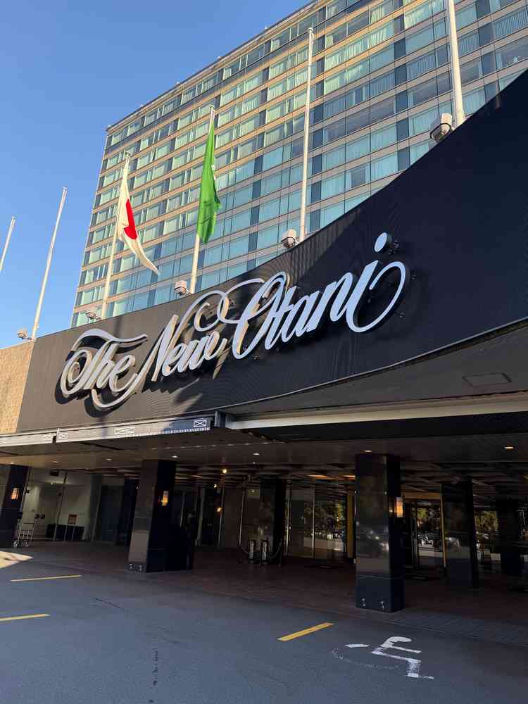 正面玄関入り口。フォトスポット。近年ホテル名の背景部分が黒くされた。夜になるとネオンがきれい。