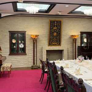 披露宴会場、結の間。クラシカルな印象で置いてあるピアノや家具などが、素敵でした。